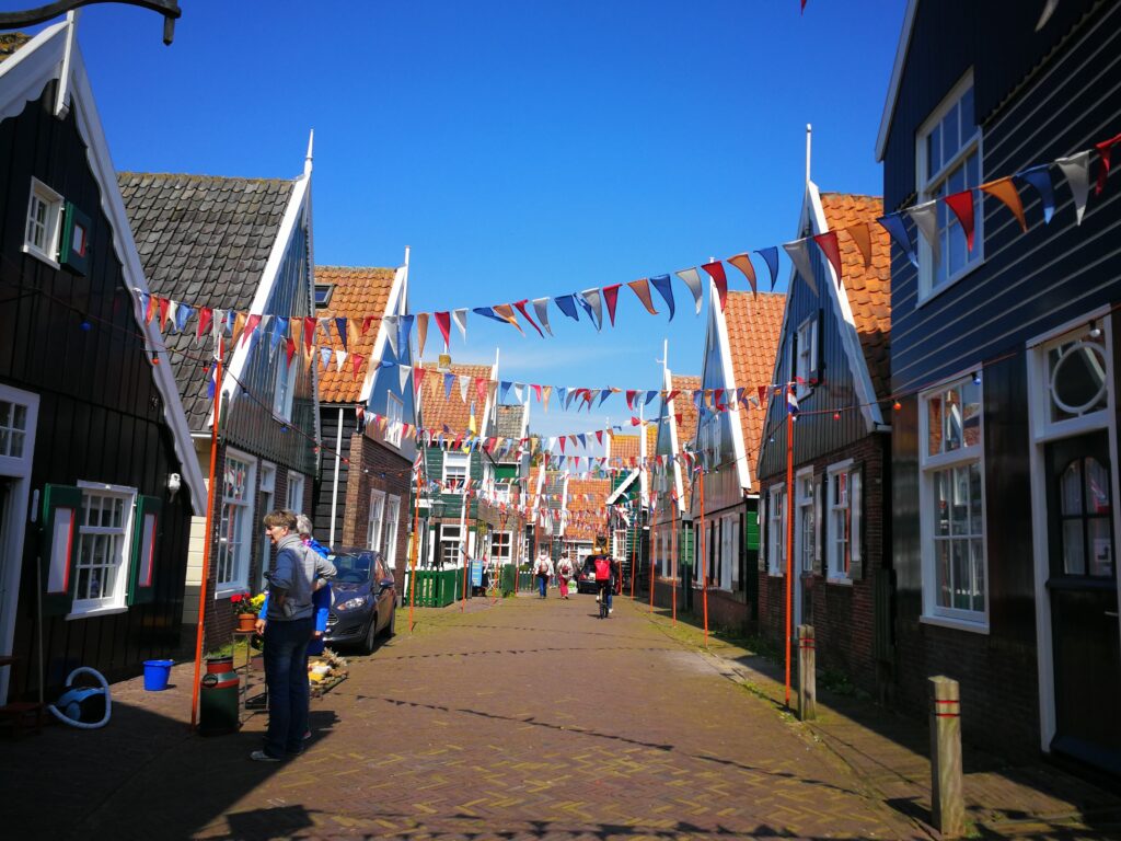 جولة سياحية بالصور في مدينة فولندام الهولندية