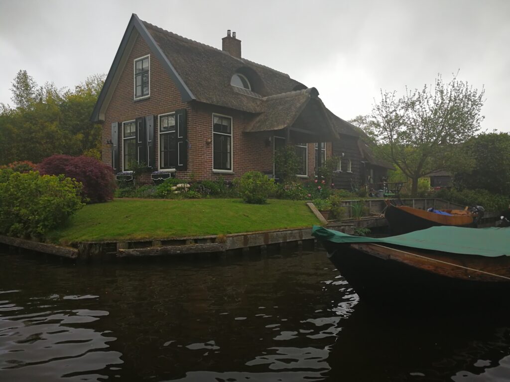 قرية جيتهورن الهولندية بلا سيارات. قرية خيتورن هي فينيسيا هولندا حيث المواصلات الوحيدة هي القوارب والقنوات المائية
