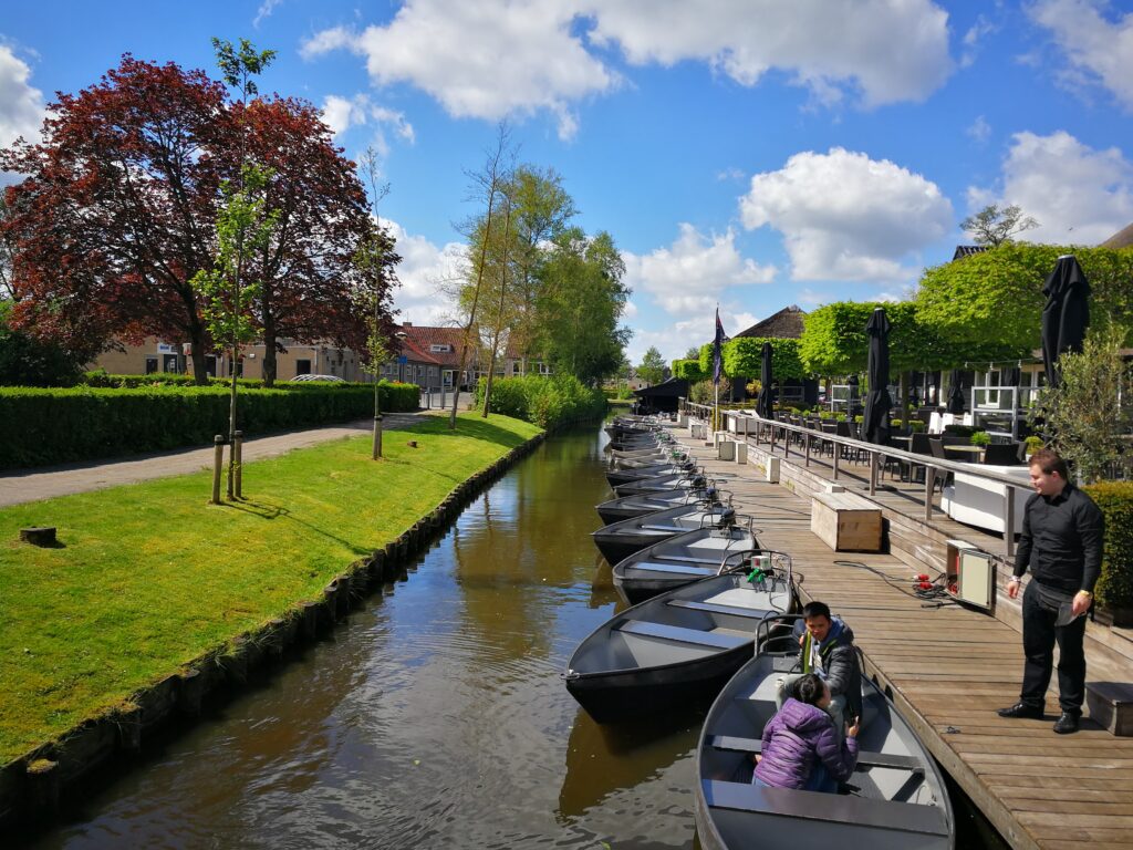 قرية جيتهورن الهولندية بلا سيارات. قرية خيتورن هي فينيسيا هولندا حيث المواصلات الوحيدة هي القوارب والقنوات المائية