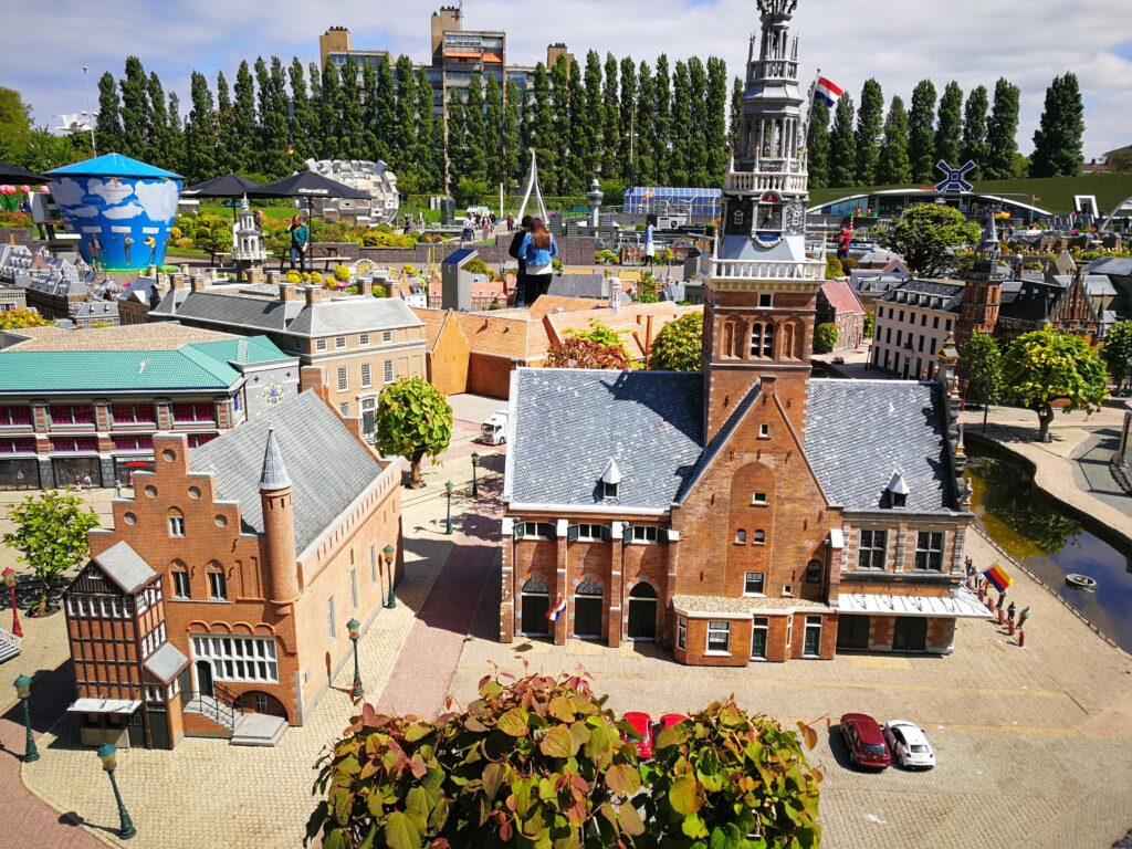 صورة من داخل منتزه مادورودام بمدينة لاهاي الهولندية، وهو أحد أشهر المزارات السياحية في هولندا