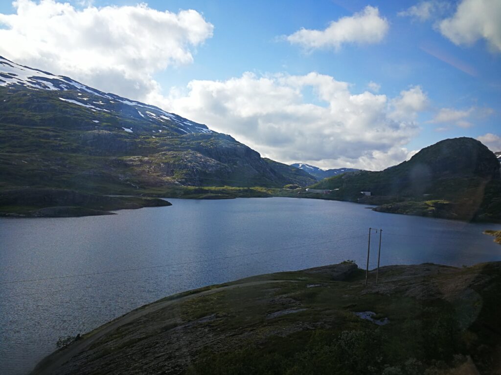 رحلة القطار من مدينة أوسلو إلى مدينمة بيرجن النرويجية